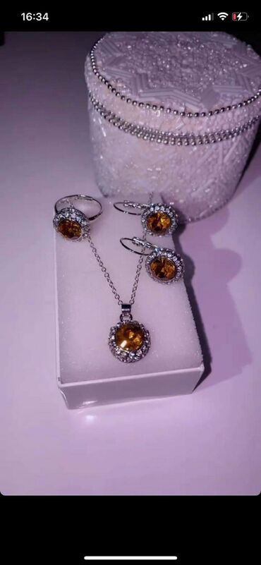 Setovi nakita: Kompleti nakita
Cena 1500din — 3