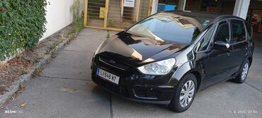 Ford: Crni Ford S-Max, prostran automobil dizajniran za porodične potrebe — 3