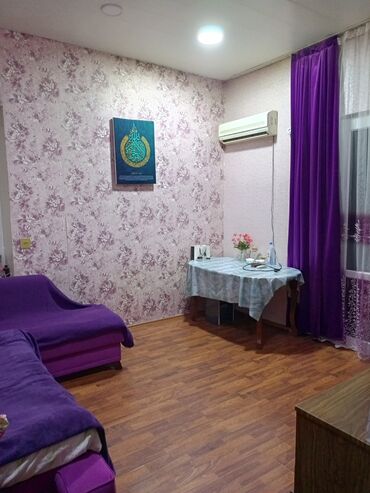 Kirayə mənzillər: 2 otaqlı mənzil – rahat və işıqlı - Geniş qonaq otağı: bənövşəyi