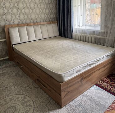 Двуспальные кровати: Двух спальная кровать б/у 
Почти новый месяц только лежали 
22 мин сом