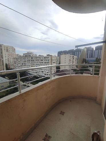 Balkon – şəhər mənzərəsi ilə - Açıq balkon, yarımdairəvi forma -