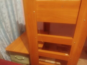 продаю в связи переездом: Двухьярусные кровать для подростков парта складывается состояние (4)