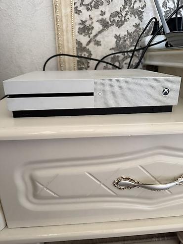 game xbox: Игровая консоль Microsoft Xbox One S (белая) с дисководом — 3