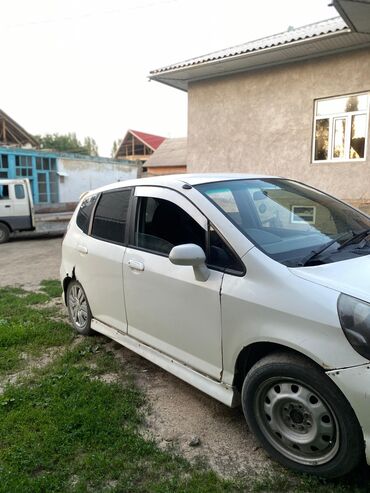 Транспорт: Honda Fit: 2002 г., 1.3 л, Вариатор, Бензин, Хэтчбэк