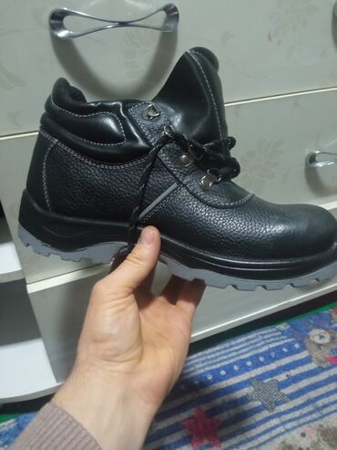 обувь для работы: Продаётся обувь для работы можно одевать впереди есть железо хорошее