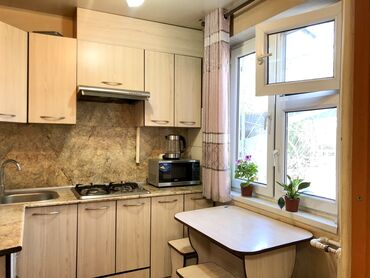 продаю квартиру в кемине: 3 комнаты, 67 м², 104 серия, 1 этаж, Косметический ремонт