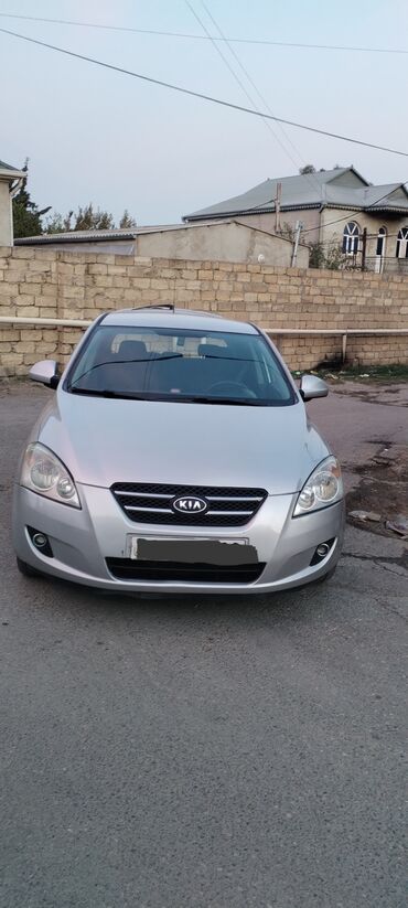 radiator yuyan: Kia Cee’d, gümüşü rəngli hetçbek. Xarici: - Orijinal Kia radiator