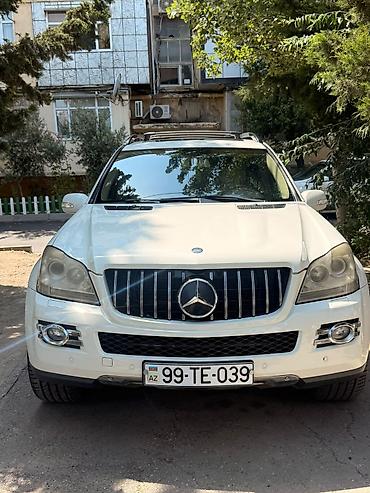 mersedes salon: Mercedes-Benz ML sinfi SUV Xüsusiyyətlər: - Kuzov: ağ rəng, 5 qapılı — 1