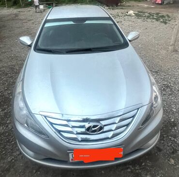 Hyundai: Автомобиль Hyundai Sonata серебристого цвета. Практичный и надежный