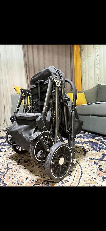 Коляски: Коляска (черная), складная Особенности: - Легкая алюминиевая рама — 4