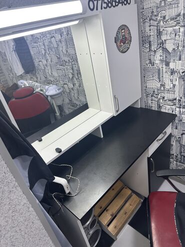 Salon masaları: İşlənmiş, Saş kəsimi üçün masa, Güzgülü