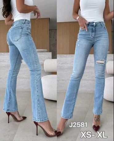 ribolovacke pantalone: Svetle farmerke sa blagim zvonom. Model sa standardnim strukom i