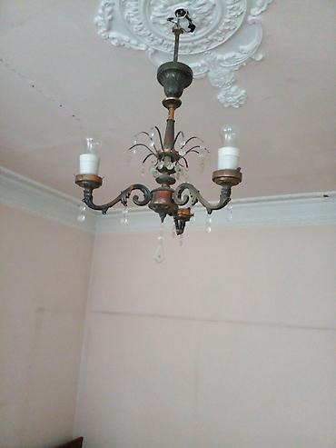 divarda dekor: Dairəvi formada, metal materialdan hazırlanmış bəzək qalxanı. Üzərində — 7