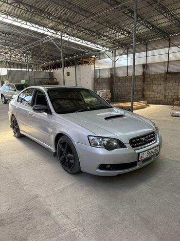 кредит на машину: Серебристый седан Subaru Legacy с характерным воздухозаборником на