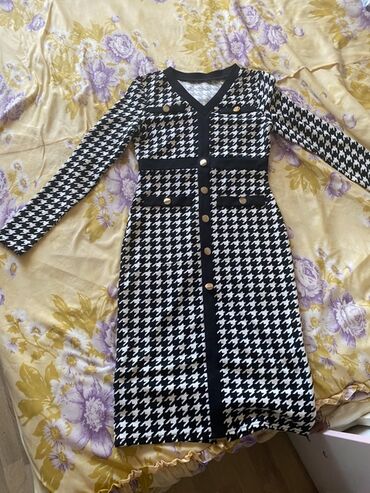 qadın üçün uzun maykalar: Ağ-qara houndstooth naxışlı, qızılı düymələrlə bəzədilmiş uzunqol