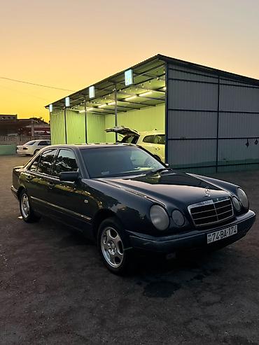 mersedes manitor: Mercedes-Benz E 240: 2.4 l | 1998 il Sedan — 2