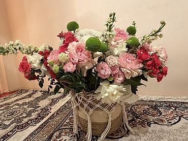 Букеты из живых цветов: Большая цветочная композиция в декоративной корзине - Пышный — 2