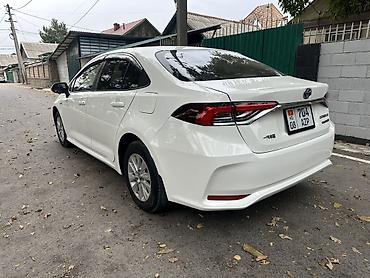 Toyota: Toyota Corolla: 2022 г., Гибрид, Седан — 4