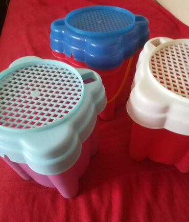 Igračke: Plastične kantice sa sitom 4 kom 600 din **3 kockaste 16 visinax13 cm — 9