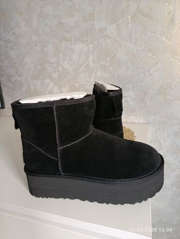 шапка женская из искусственного меха: Черные женские угги UGG на платформе. - Модель: укороченные угги с