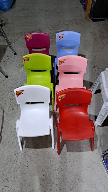 Digər uşaq mebeli: Bağca Stullari. Sinmayan balaca 13 manat, Boyuk ise 19.50 qəpik — 2