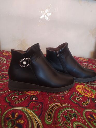 зимный обувь: Женский,утиплённые зимние полусапожки 38 размер