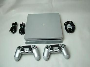 PS4 (Sony Playstation 4): U ponudi je Sony PlayStation 4.
Konzola je najnoviji SLIM model — 3
