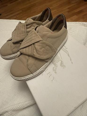 Burberry qadın krossovkaları - Model: Burberry slip-on krossovka -