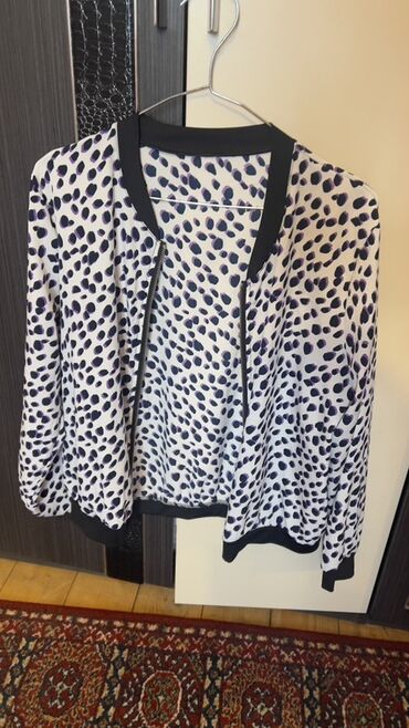 женские бирюзовые кеды: Qadın bluzon/kurtka – naxışlı, fermuarlı - Rəng və naxış: Ağ fon