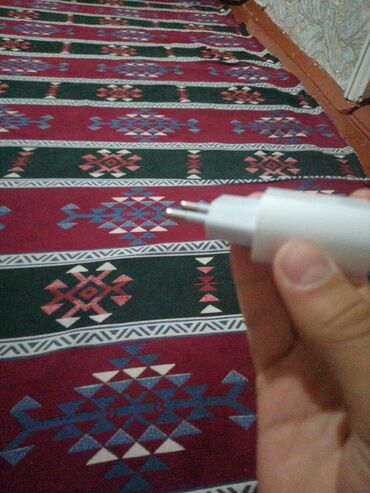корпус комп: Белый сетевой адаптер с одним портом USB-A. Устройство оснащено вилкой