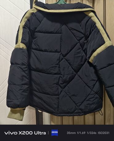 Пуховики и зимние куртки: Трендовый утеплённый зимний пуховик с акцентной отделкой — тепло — 4