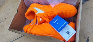 Кроссовки и спортивная обувь: Продаю сораканожка новый размер 40