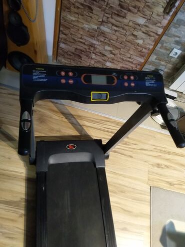 Trake za trčanje: Traka za trčanje (električna) - Kompaktna kućna traka sa LCD — 4