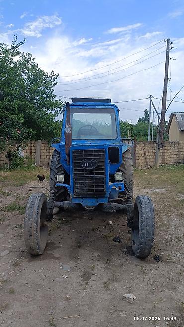 015 maşını: Mavi rəngli MTZ 80 tipli traktor lafet və mala sürülən traktordu real — 1