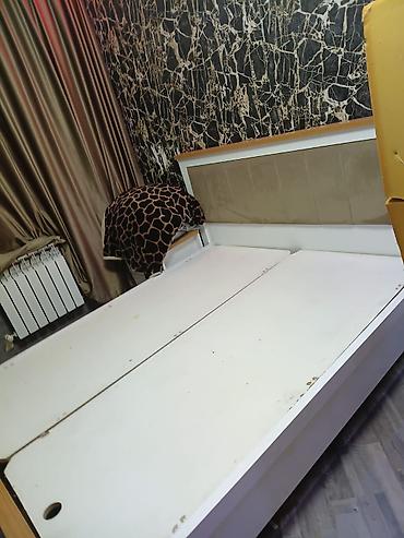 dowekler: Ağ rəngli, yumşaq başlıqlı iki nəfərlik çarpayı - Ölçü: təxmini — 2