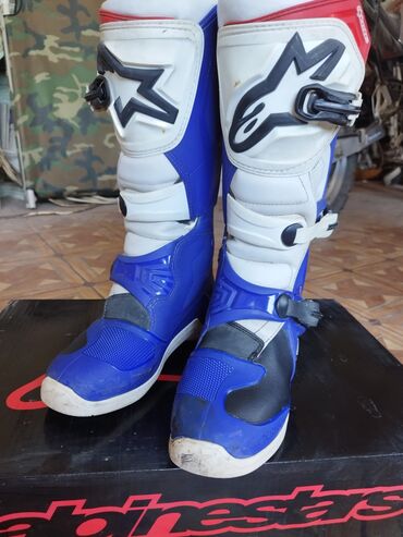 Кроссовки и спортивная обувь: Продаю мотоботы для эндуро Alpinestar tech3. 42 размер