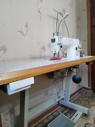 yamata overlok: Sənaye tikiş maşını – YAMATA düz tikiş (1 iynəli) Xüsusiyyətlər: - — 2