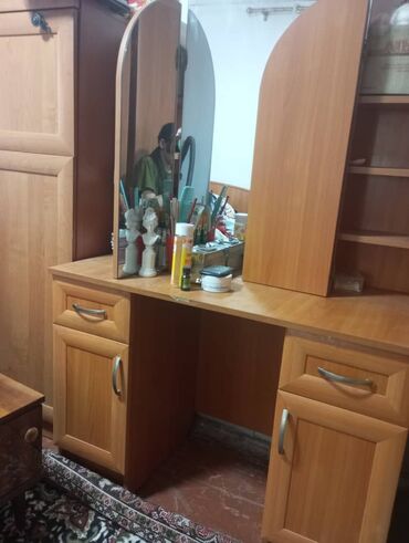 продам мебель бу: Туалетный столик, Б/у, С зеркалом, цвет - Бежевый, ЛДСП