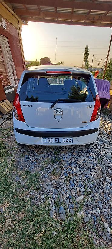hyundai salon: Hyundai i10, ağ rəng, 5 qapı, kompakt hetçbek. Texniki və komfort — 5