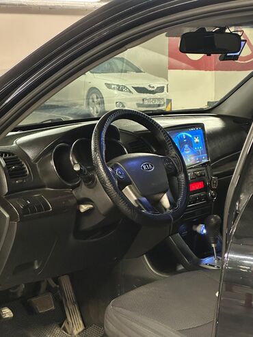 kredit niva satilir: Qara rəngdə olan Kia Sorento avtomobilinin salonu. Sükan dəri örtüyə