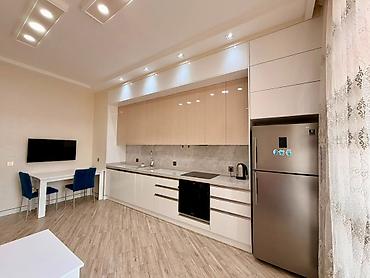 Uzunmüddətli kirayə mənzillər: 📍 AĞ ŞƏHƏR 🏠 2 otaqlı mənzil kirayə verilir 📐 100 m² 🏢 6/7 mərtəbə 💰 — 18