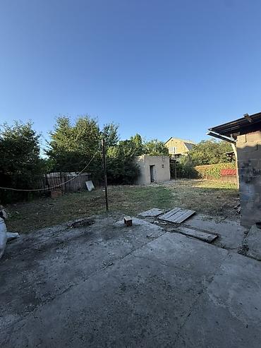 жилой городок: Продаётся одноэтажный дом с хозяйственными постройками и просторным — 5