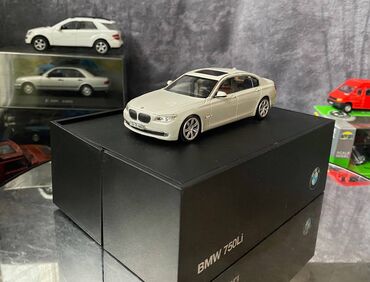 суточные элитные квартиры: Коллекционная модель BMW 750i F02 Alpine White 2009 Dealer edition