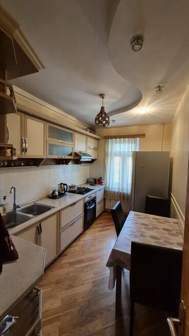 Uzunmüddətli kirayə mənzillər: 3 otaqlı, işıqlı və geniş mənzil. Xüsusiyyətlər: - Zövqlü qonaq — 3