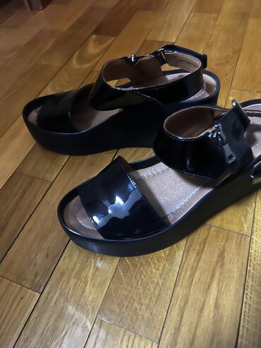 женская обувь размер 39: Кожаные Босоножки на танкетке 39-40 размера, покупали в Basconi