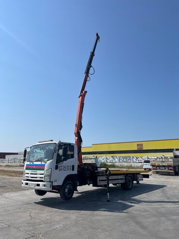 Manipulyatorlar: Yük maşını platforması və hidravlik kranı olan Isuzu modeli. Bu maşın — 5