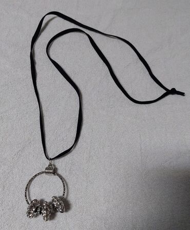 pantalone za punije osobe: Pendant necklace