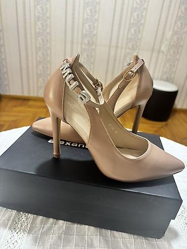 Zərif qadın stilettosu – bej/nude rəngdə, incə burunlu və hündür lalafo.az -da Zərif qadın stilettosu – bej/nude rəngdə, incə burunlu və hündür