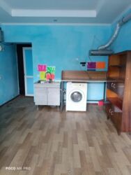 срочно продаётся 1 комнатная квартира в районе ошского рынка по улице молодая гвардия токтогула: 1 комната, Агентство недвижимости, Без подселения, С мебелью частично