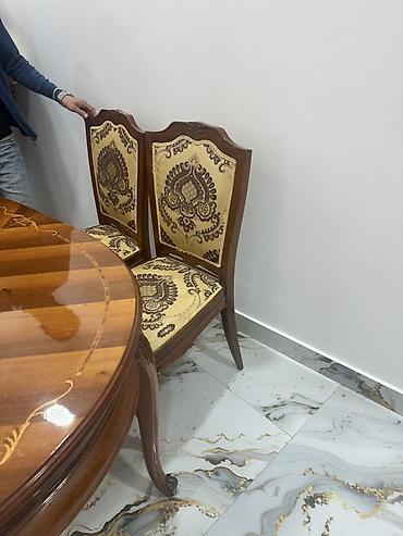 parta stol: Klassik üslubda yemək otağı mebel dəsti təqdim olunur. Dəstə oval — 2